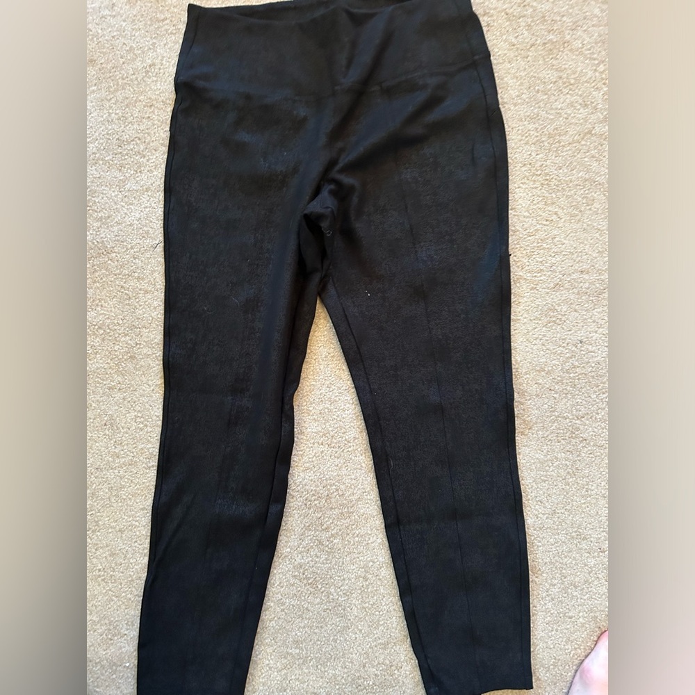 Shimmery black workout pants. M